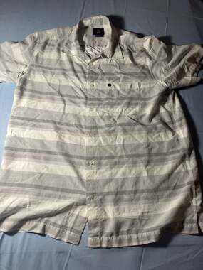 Quiksilver Men's Gray White Striped Short Sleeve Button-Up Shirt Size Large